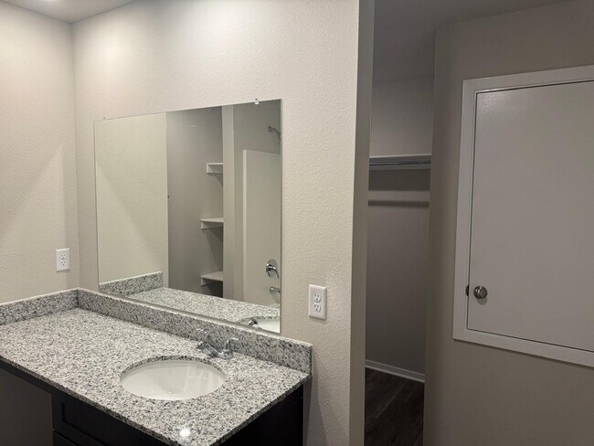 Building Photo - 6509 NW Vandergriff St