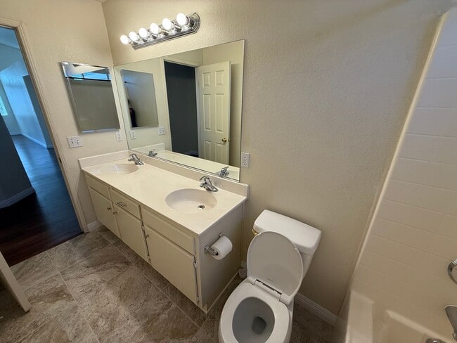 Building Photo - Beautiful Home In Apple Valley Vineyards-4...