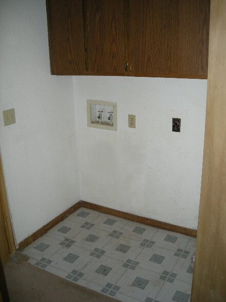 Building Photo - 718 Swan Lake Rd