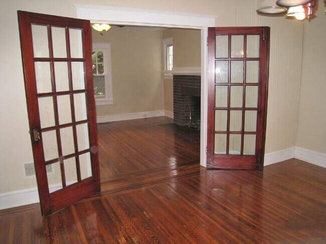 Building Photo - 3 BR Home with Natural Light, Covered Porches & Bonus Sunroom