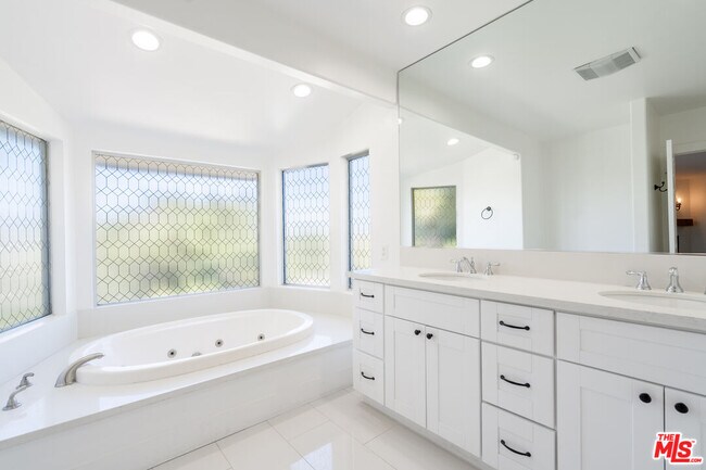 Building Photo - 5026 Medina Rd