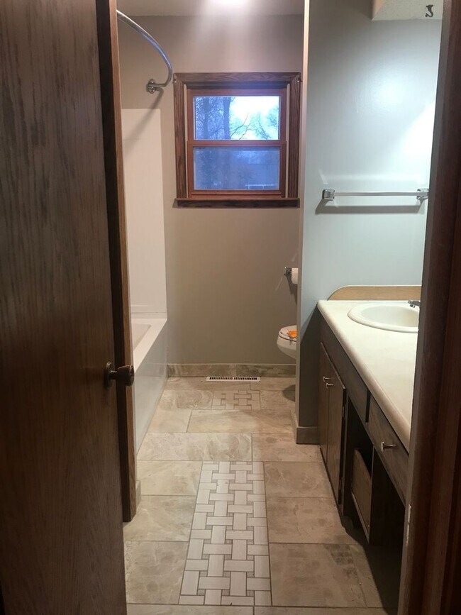 Building Photo - 3 Bedroom, 1.5 Bath - Single Family home in Baxter