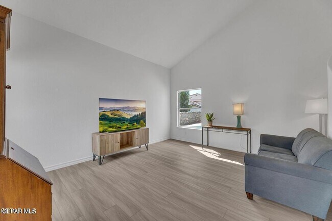 Building Photo - 1121 Regal Ridge Dr