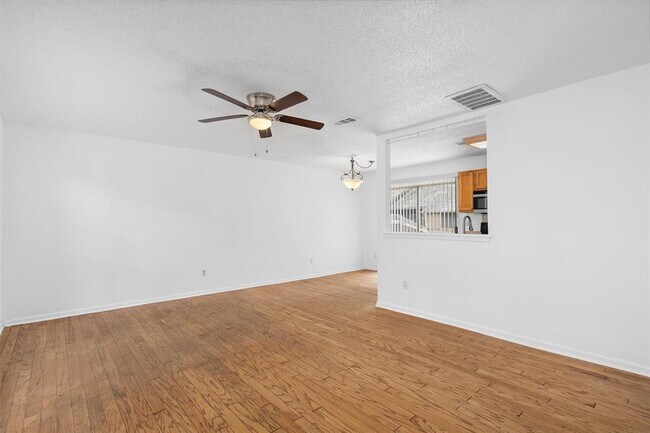 Building Photo - 1015 E Yager Ln