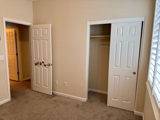 Building Photo - Spacious 4 Bedroom 3 1/2 Bath Home Available Now