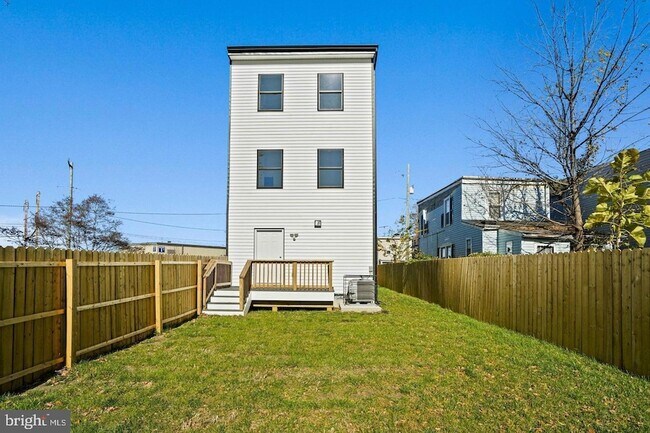 Building Photo - 4421 Kane Pl NE