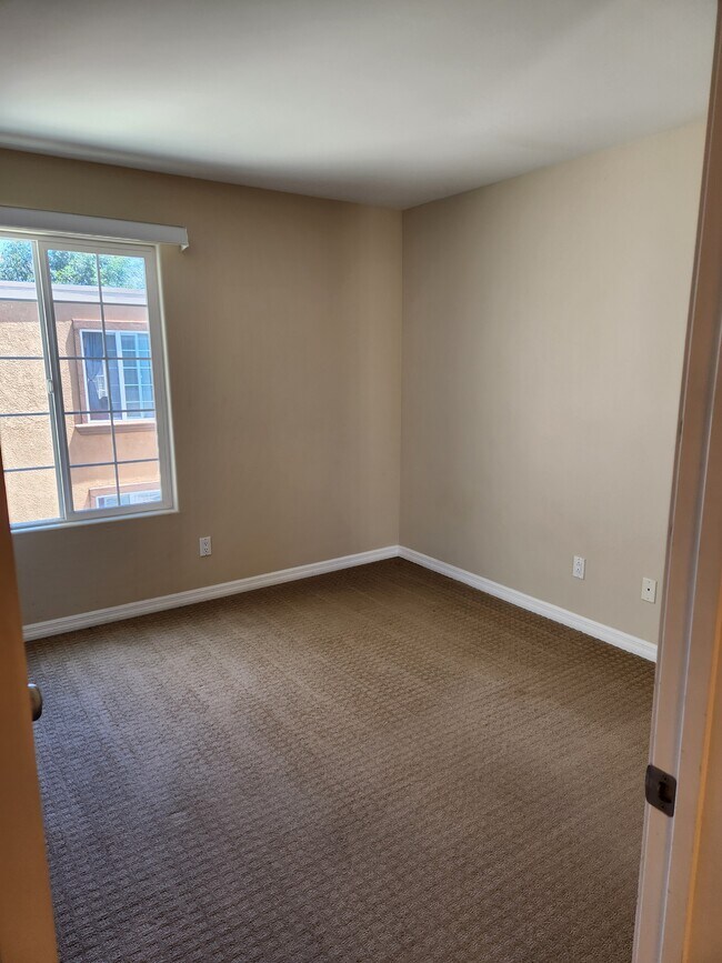 Building Photo - 5252 Balboa Arms Dr