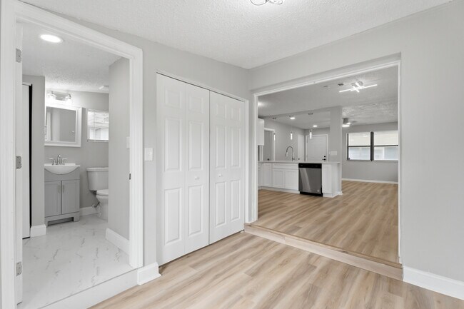 Building Photo - 6766 Londonbridge Ln
