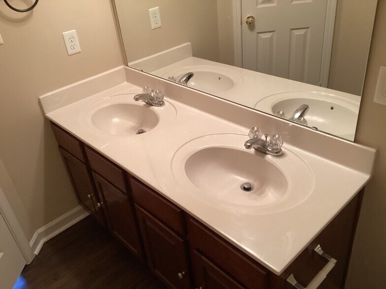 Building Photo - 1018 Skillbeck Rd