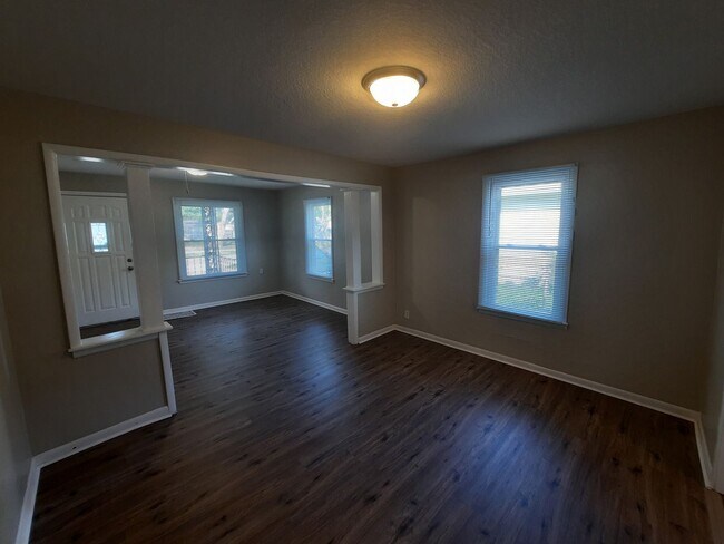 Building Photo - 3 bedroom home with covered patio and garage!