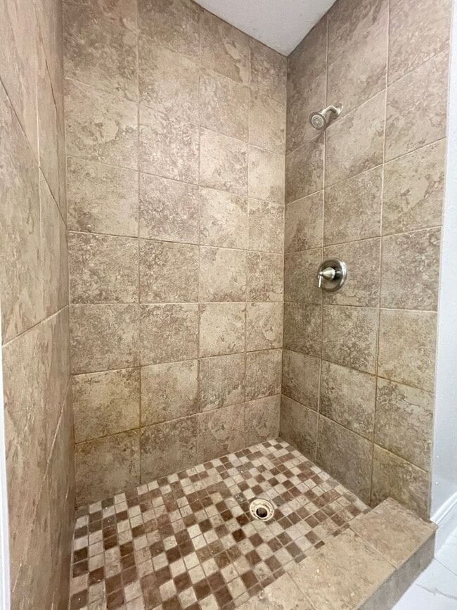 Building Photo - Amazing 4 BR 3 BA Altamonte home with Cons...