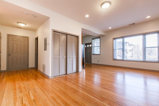 Building Photo - Stylish Bronzeville 2BR with Parking, Storage & Modern Finishes