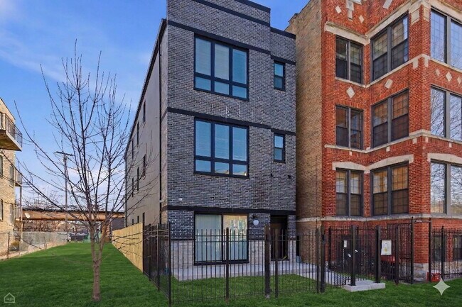 Building Photo - 4841 S Prairie Ave