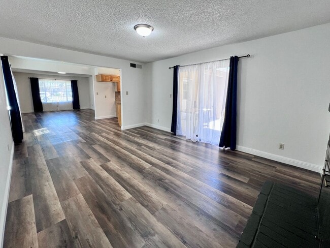 Building Photo - $2,250 Ashlan & Cornelia, 3 Bedroom House-...