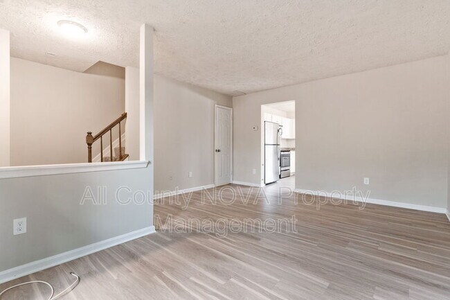 Building Photo - 17 Heather Ln