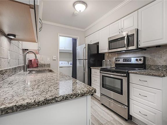 Building Photo - Rare end unit condo at The Crossings, loca...
