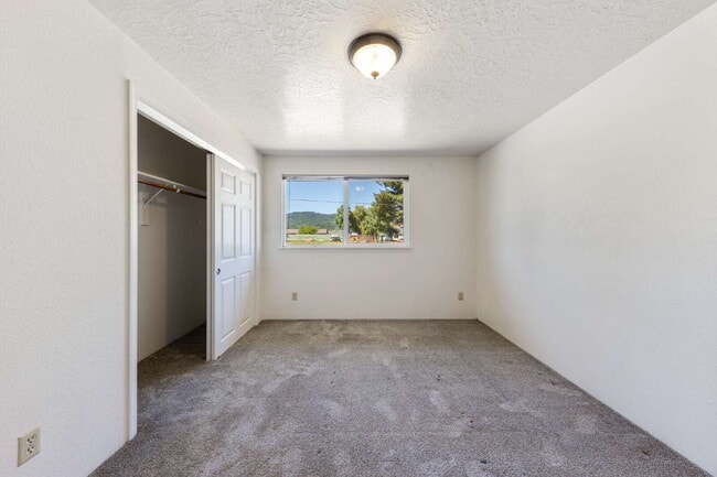Building Photo - 2 Bedroom Duplex **MOVE IN SPECIAL** $500 ...