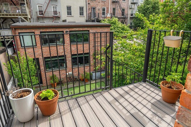Building Photo - 139 Grand St