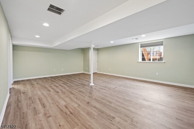 Building Photo - 33 Cortland Pl