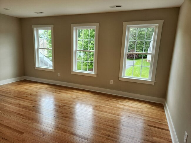 Building Photo - Chesterfield - 5 Bed 3.5 Bath Newer Modern...