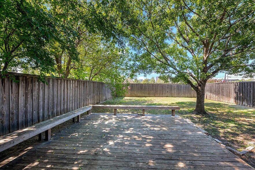 Building Photo - Sophisticated M Streets - Vickery Place home with oversized yard