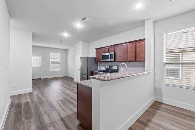 Building Photo - 175 Eves Necklace Dr.