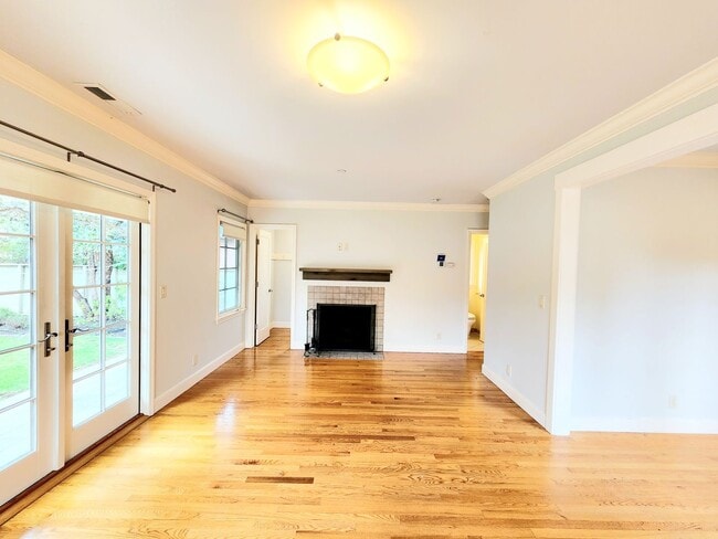 Building Photo - Amazing 1 bedroom with private backyard an...