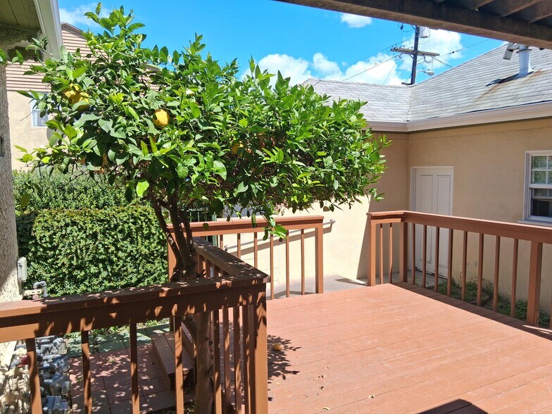 Building Photo - 6250 S Van Ness Ave