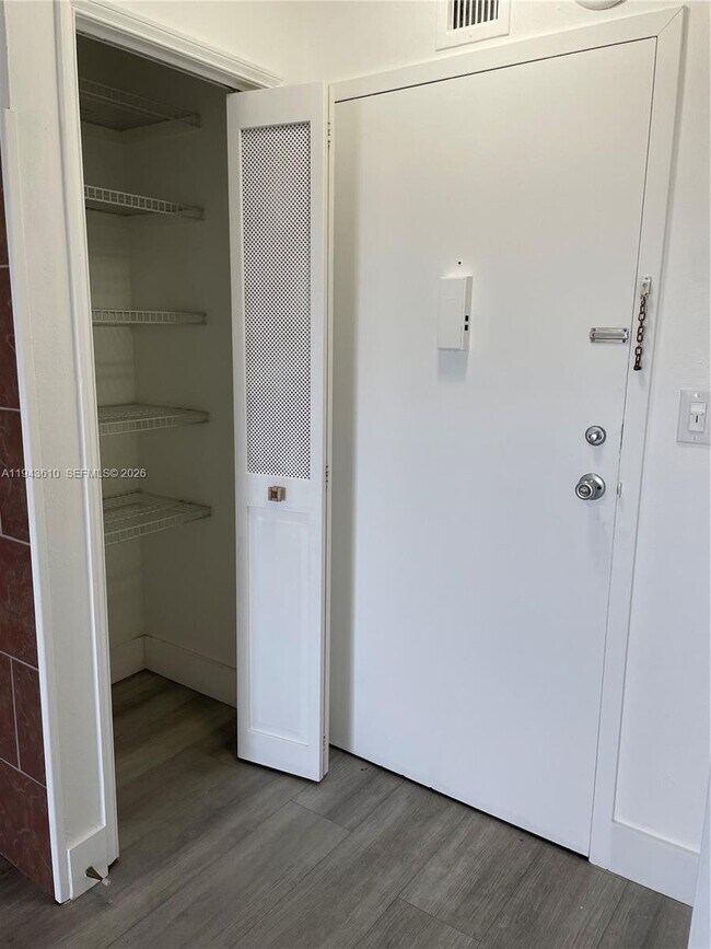 Building Photo - 900 NE 18th Ave