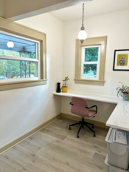 Building Photo - 729 NE Shaver St