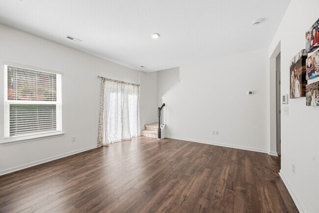 Building Photo - 2900 Bogart Ln