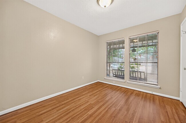 Building Photo - 8607 Greenleaf Lake Dr