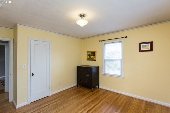 Building Photo - Coming Soon Sellwood-Moreland Two story, 3...