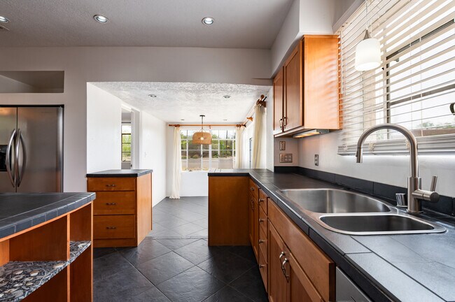 Building Photo - 601 Tulane Dr NE