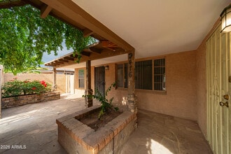 Building Photo - 2416 E Clarendon Ave