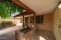 Building Photo - 2416 E Clarendon Ave