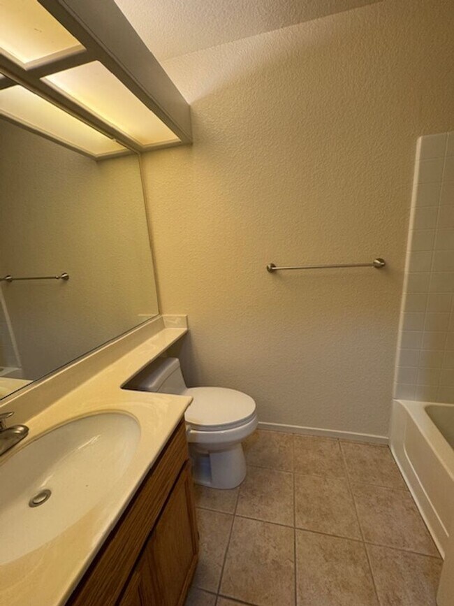 Building Photo - Gorgeous updated gated community unit!