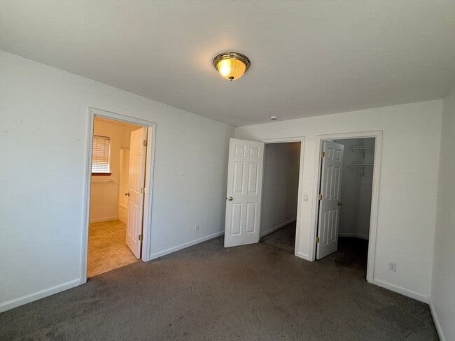 Building Photo - 2 Bed/2 Bath Apartment Located Near OSU/COCC Campus - Attached Garage