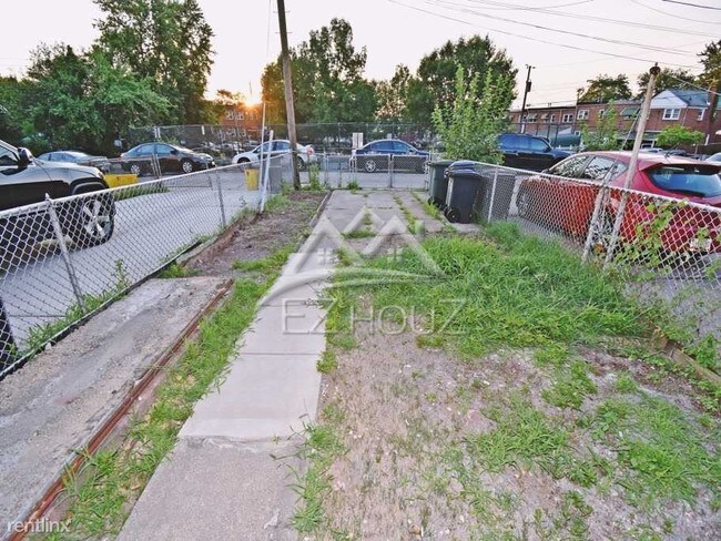 Building Photo - 2 br, 1.5 bath Apartment - 4108 Eastmont Ave