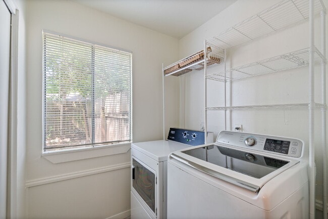 Building Photo - "Charming 2-Bedroom Retreat in Vibrant Aus...