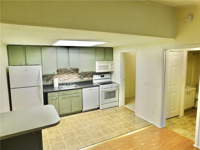 Building Photo - 543 7th Pl