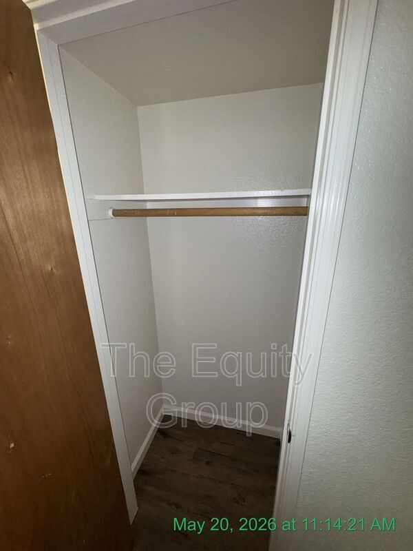 Building Photo - 1326 W Elowin Ave