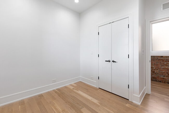 Building Photo - 7729 N Eastlake Terrace