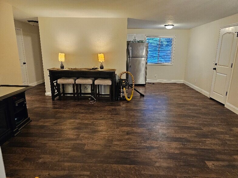 Building Photo - 905 Denise Ct SE