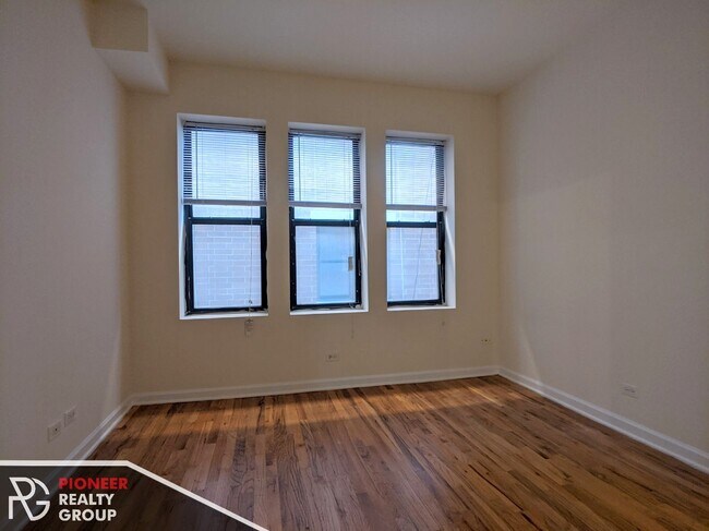 Building Photo - 917 W Dakin St