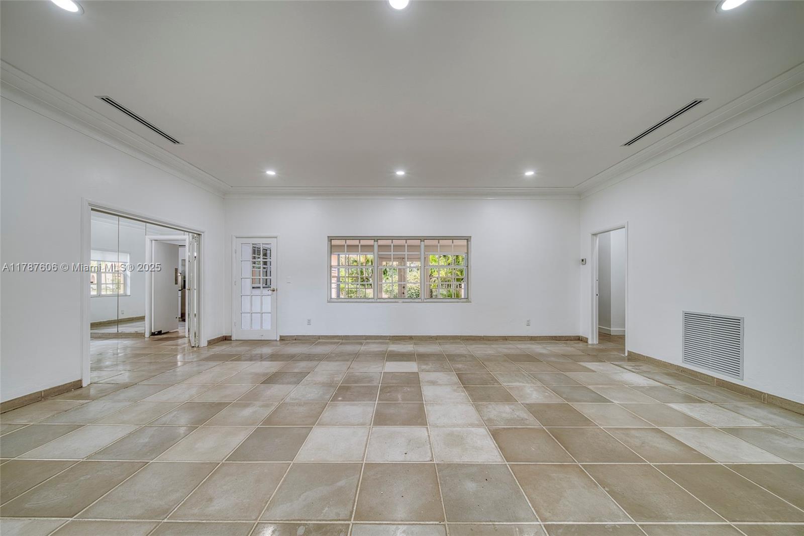 Building Photo - 645 Altara Ave