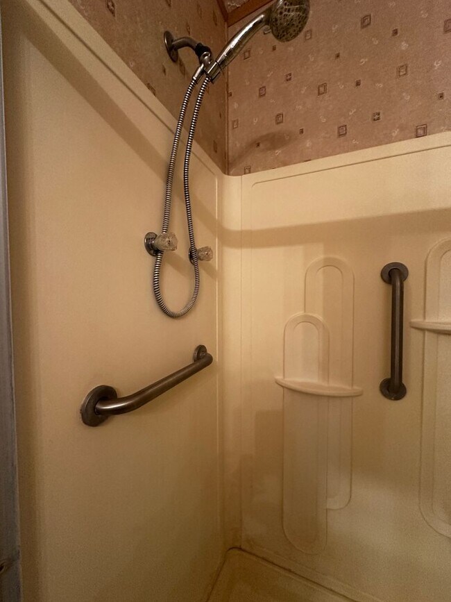 Building Photo - Spacious 4 bedroom/2 bath home for rent - ...