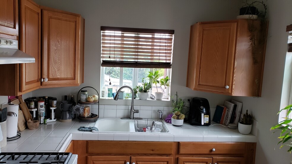 Kitchen - 817 N Wilton Pl