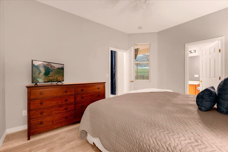 Building Photo - 337 Orista Dr