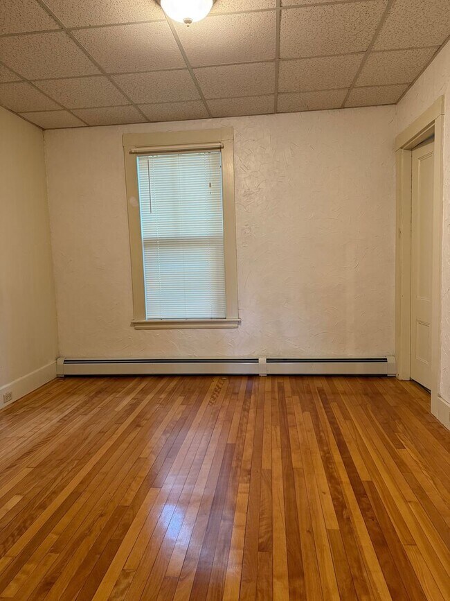Building Photo - Westbrook-66 Stroudwater St. #1:  1 BR/1BA+office apt., Available now! $1,650.00 + utilities
